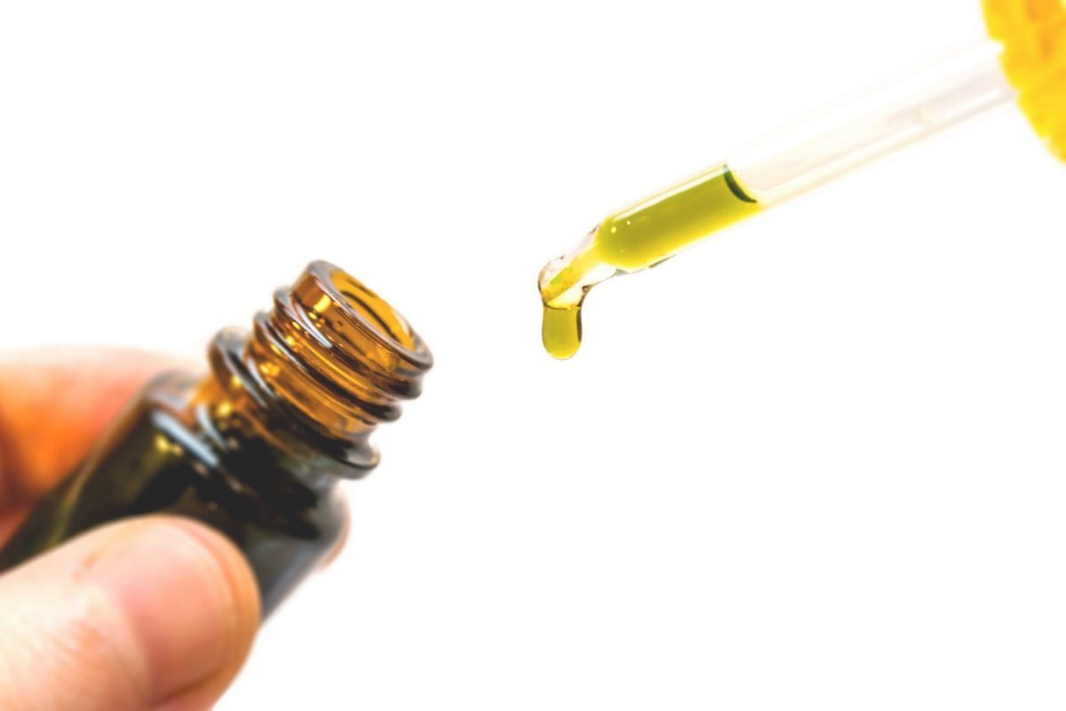 CBD oil has revealed countless positive and beneficial effects in the treatment of rheumatoid arthritis. As suggested by the entire scientific community, CBD or cannabidiol can significantly reduce the pain and inflammation of rheumatoid arthritis, providing an alternative therapy to conventional drug treatments.