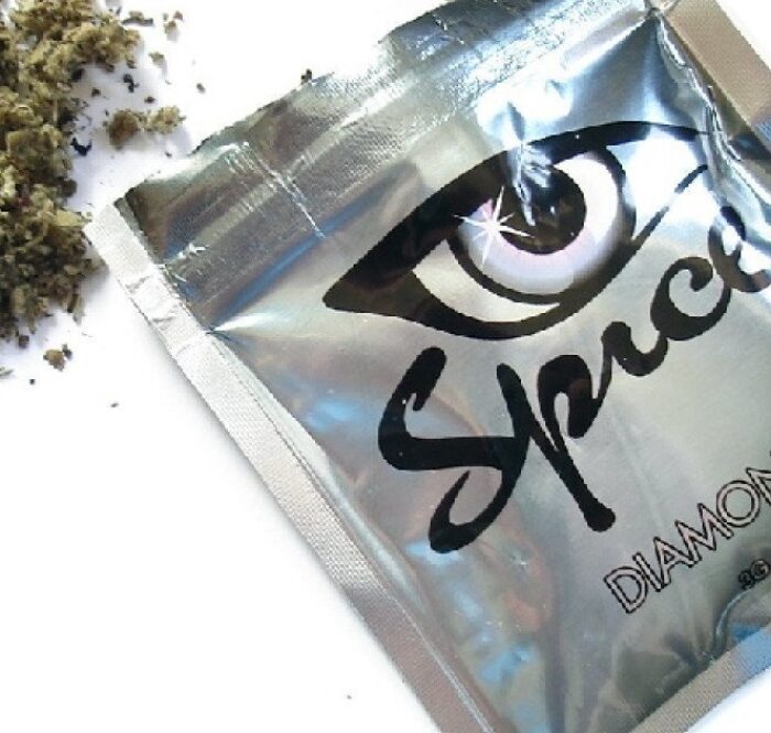 El Spice o marihuana sintética es, de hecho, una mezcla de hierbas integrada con una serie de sustancias químicas, cuyos efectos recuerdan a los de la ganja, un factor que contribuye a la confusión.